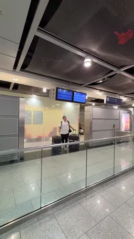 A post by @benyuxel on TikTok caption: Bu kez kendimiz için göç ettirdik😂 Yasin kardeşim bir medya çalışanı, yeteneklerini çok sevdik ve benimle birlikte çalışmasını istedik. Zor bir göç yolculuğunun ardından kendisini havaalanında karşılamak kısmet oldu 😎 #almanya #benyuksel 