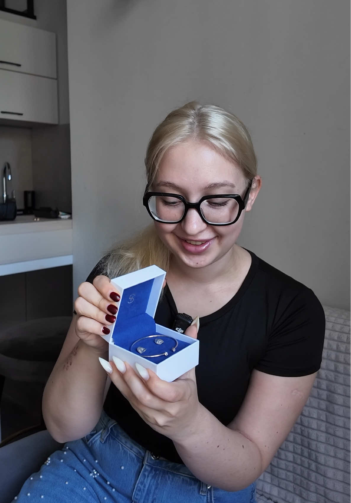 A post by @tetka_2200 on TikTok caption: Не врите, что ухажеры вам не дарили серебренные украшения!😁 Я свои урвала в Sokolov♥️ Артикулы: браслет- 94050688, серьги- 94024227 Успевайте🫶🏻