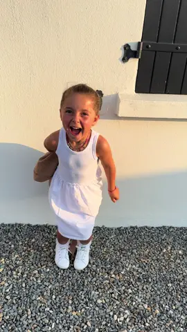 A post by @davidlogananna on TikTok caption: On emmène Anna voir les feux d’artifices 🎆 Vous avez passé un bon 14 juillet ? 🥳 #anna #pourtoi #fyp #gitan #virale 