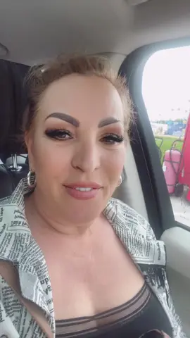A post by @jeninicolauoficial on TikTok caption: În drum spre mare cu familionul😂😂😂dacă mai oprim de două ori mâine ne întoarcem ca rămânem fără bani😂😂😂