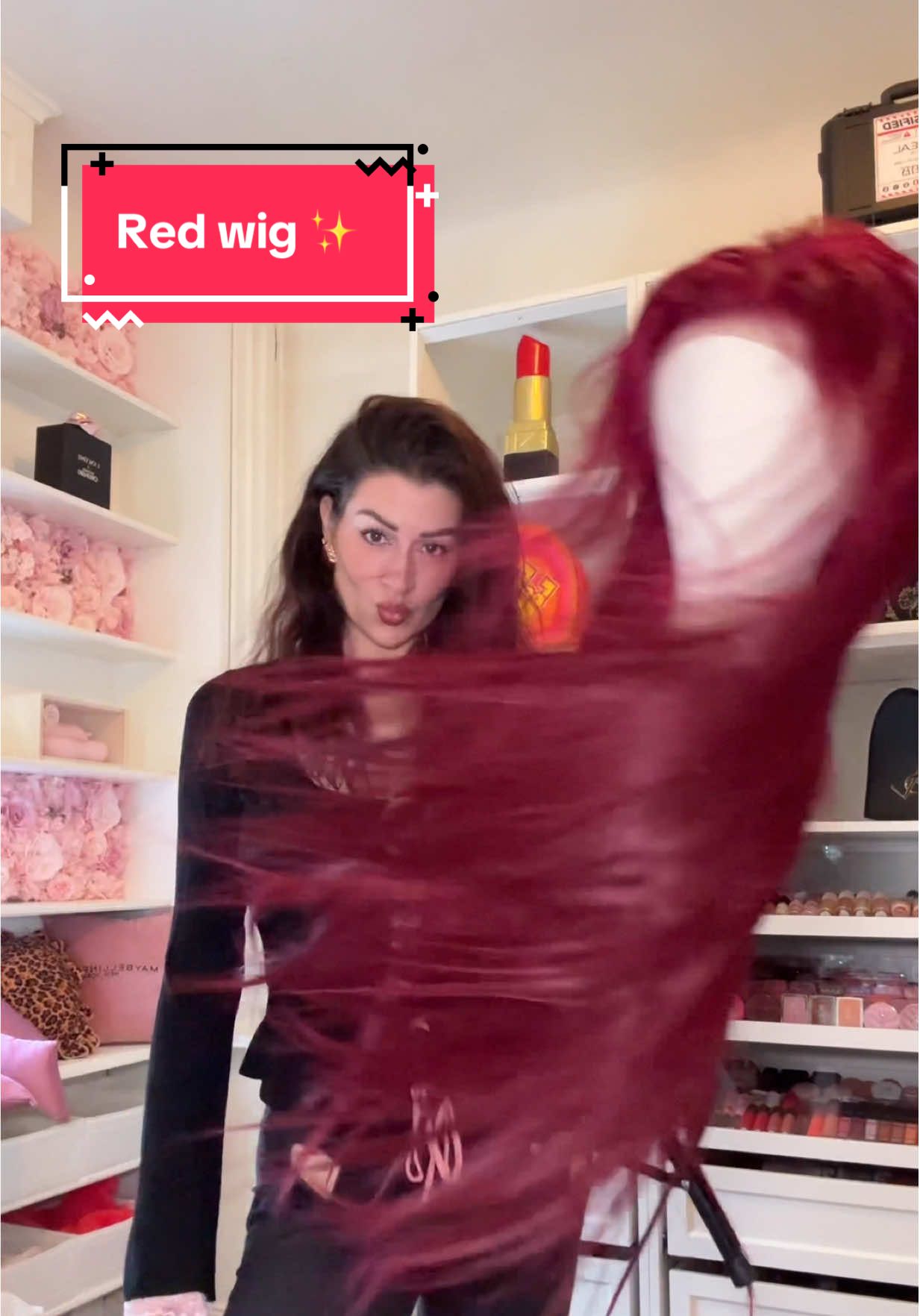 A post by @poopiblh on TikTok caption: Je pose la perruque à lace la plus longue que j’ai trouvé et c’est incroyable !! ✨ #wig #perruque #tutorial #cheveux #hair #hairstyle #longhair 