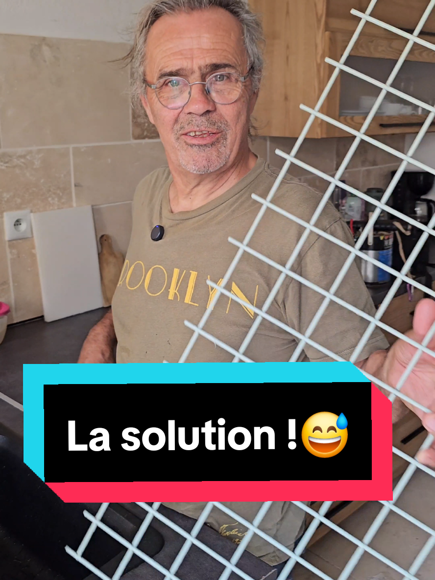 A post by @salut_cest_jacques on TikTok caption: On trouve la solution !..😅 #bricolage #astuce 