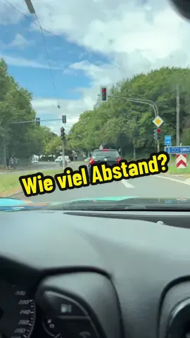 A post by @verkehrsguru_official on TikTok caption: Wie viel Abstand halten wir zum Auto vor uns ein? #theorieprüfung #lernen #autofahren #tipps #kuh 