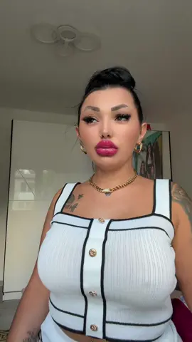 A post by @genessa99 on TikTok caption: Sugeți-mă că oricum sunteți obișnuite #saajungaundetrebuie #saajungapeforyou #videoviral #videoviraltiktok #saajungapeforyou🥰💚 #foryoupage❤️❤️ 
