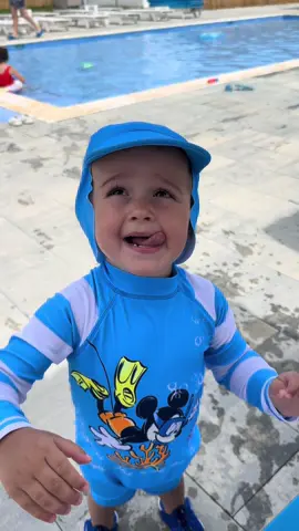 A post by @manutzuu_ on TikTok caption: Ne vedem și pe Insta:Manutzuu❤️ #fyp 