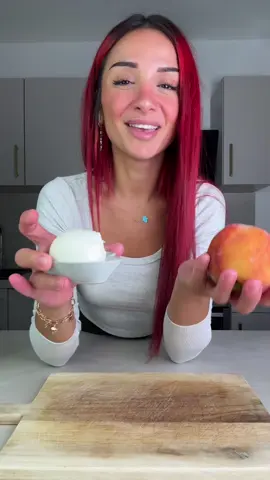 A post by @su_ice_ on TikTok caption: Wer hat schonmal Pfirsich auf Burrata probiert, das war echt sehr lecker 😋  Viel Spaß beim nachmachen 🫶#Foodtrend #food #trend #burrata #peach #crunchy #easyrecipe 