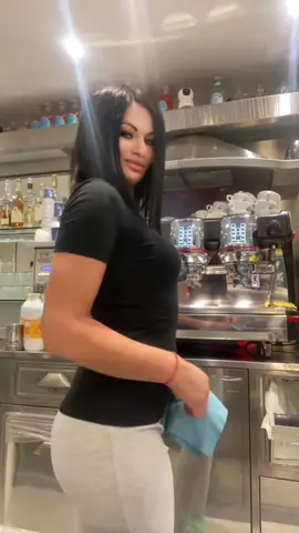 A post by @barbymora on TikTok caption: #barista #bar 