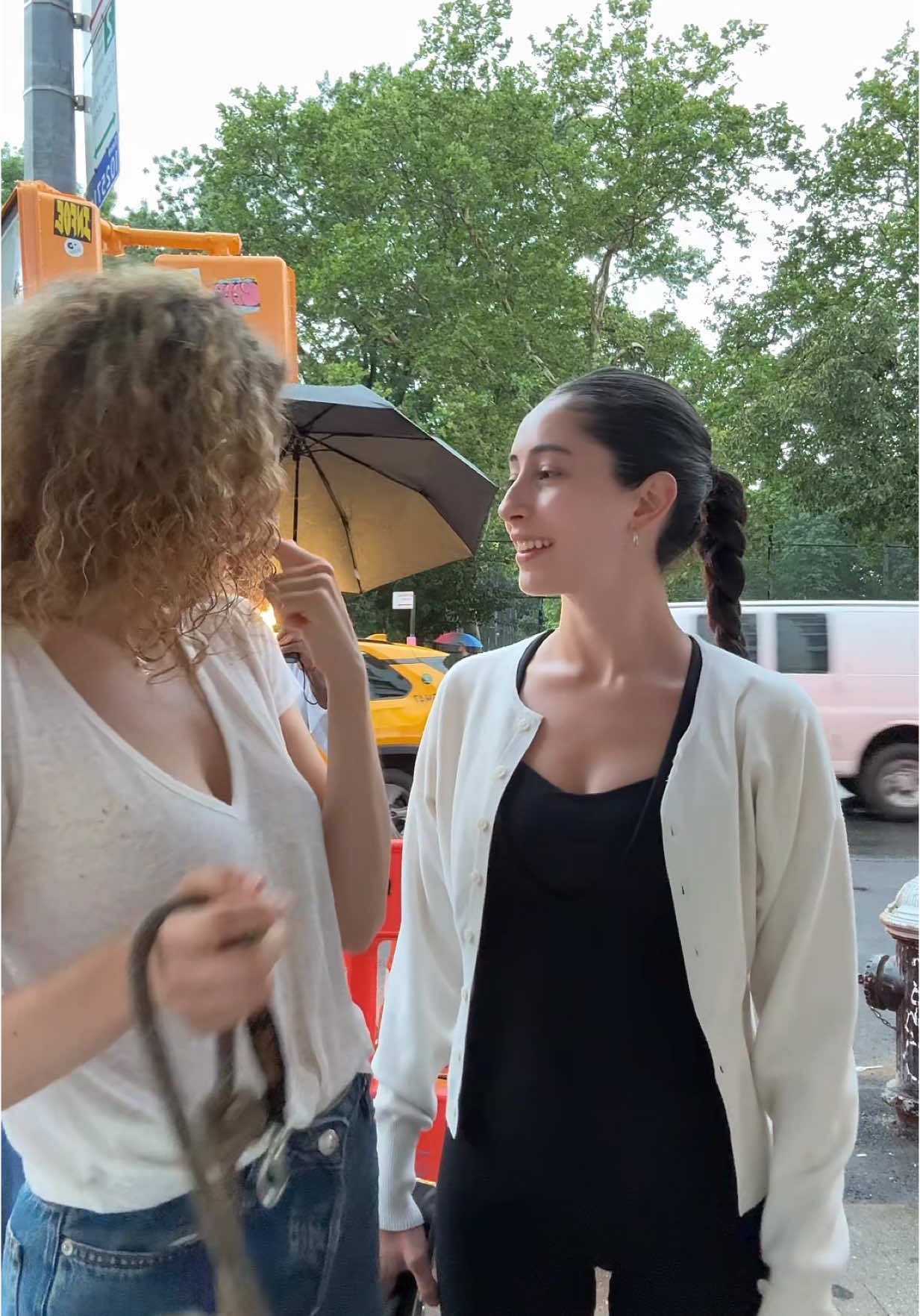 A post by @ssoleon on TikTok caption: JAJAJAJAJAJA @renatacerda BIEN ENAMORADASSS ACA