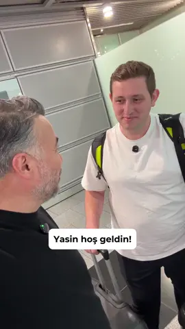 A post by @benyuxel on TikTok caption: Hoş geldin Yasin kardeşim! Almanya’nın tapusunun sahibi derken, kendi oturum izninin sahibi demek istedik aslında😂 #almanya #benyuksel 