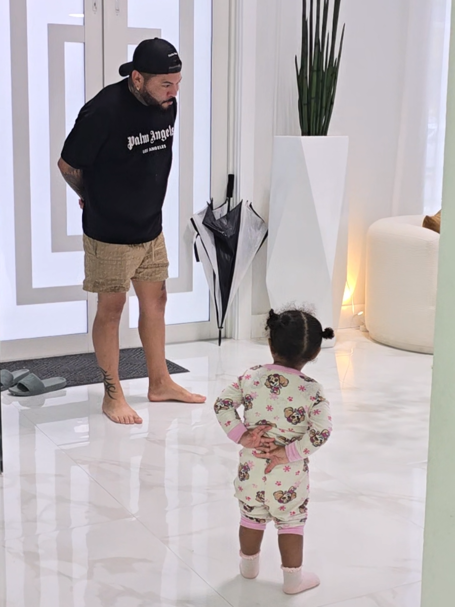 A post by @los_chacalitos2 on TikTok caption: no lo dejo en paz 😂 #papa #amor @Chacal Original 