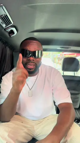 A post by @gims_off on TikTok caption: à Vendredi avec le J 🎁  #gims #jul 