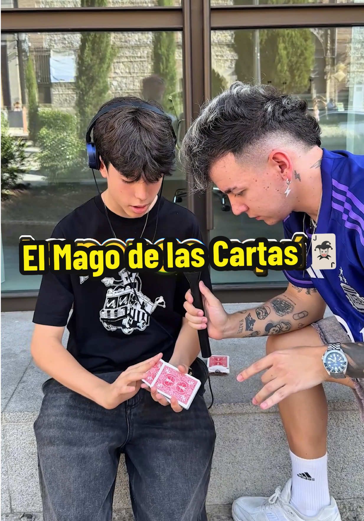 A post by @marrytoshow on TikTok caption: Este CHICO MAGO me Sorprendió y le di una SORPRESA 🎁😍 #reto #desconocida #regalos #ayudando #entrevista #sorpresa 