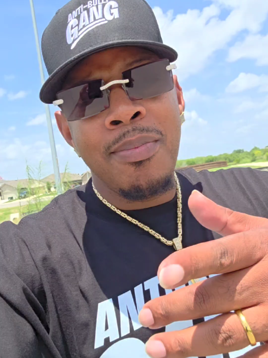 A post by @kingkylelee210 on TikTok caption: #america what yall got going on🤦🏽‍♂️