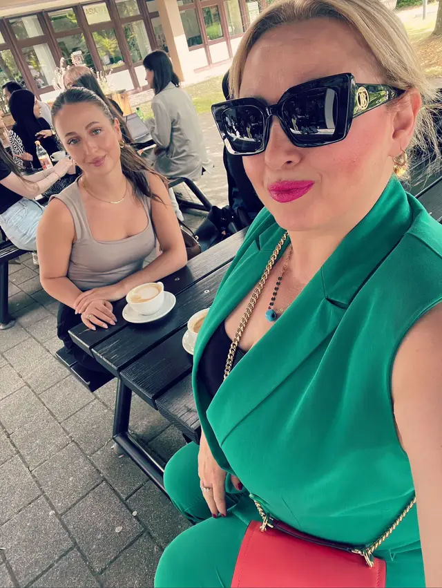 A post by @bilge_tekin100 on TikTok caption: 15/7/2025 Kızımın üniversite günlüğü…. Ve Annesinin ona süprizi 😍  Bana harika bir çekirdek kahve ısmarladı sonrasında ise tavuklu salata nede olsa onun misafirleriydim.Derken benim ortami gözlemlerken yaptığımız harika sohbet.Ne kadar mutluydum ve yanindan  ayrilmayida hiç istemedim.❤️🌹💋 Şimdiki aklım olsaydı okurdum demek isterdim ama demiyorum çünkü şimdiki aklım olsaydı en az iki çocuk daha yapardım 😹 Büyüdükçe tatlanıyorlar. 