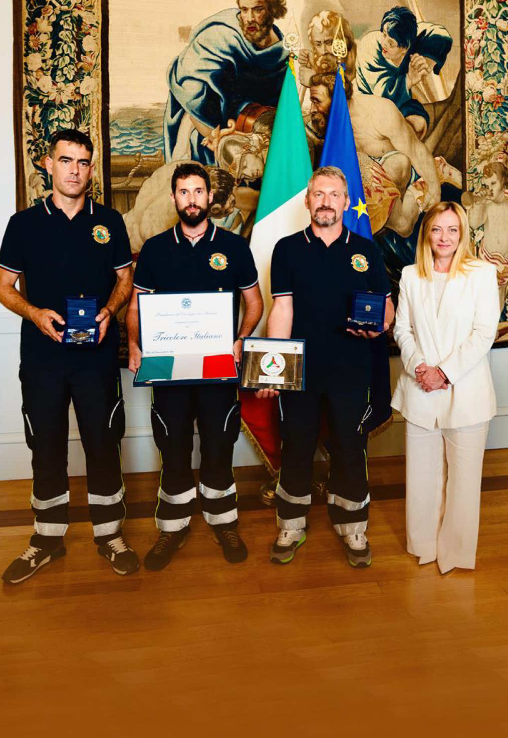 A post by @giorgiameloni_ufficiale on TikTok caption: Oggi ho avuto il piacere di accogliere a Palazzo Chigi Dario, Edoardo e Matteo: i tre volontari della Protezione Civile che hanno ritrovato e salvato il piccolo Allen. Un gesto che ha toccato il cuore di tutti noi e che rappresenta, al meglio, il valore di chi sceglie di mettersi al servizio degli altri. Dietro ogni intervento di salvataggio, dietro ogni storia a lieto fine, ci sono persone come loro: uomini e donne che, con competenza, passione e umanità, dedicano il proprio tempo e il proprio impegno a chi si trova in difficoltà. A loro tre, e a tutti i soccorritori e volontari che ogni giorno proteggono e aiutano il prossimo, va il mio più sincero ringraziamento. Grazie per quello che fate. Grazie per l’Italia che rappresentate.