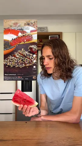A post by @fitgreenmind on TikTok caption: WATERMELON Tu-NAH🍣  Yes, it’s not tuna. Yes, it doesn’t taste like tuna. But it’s a very delicious way to prepare watermelon which you can use for sushi, poke bowls, salads and much more!🤗 RECIPE (4 servings, 2h prep time): -1 baby watermelon or 1/4 BIG BOIII Peel and cut in slices. -5 Tbsp soy sauce  -1 Tsp sesame oil -optional: crushed nori for a fishy flavor Mix and marinate for 30mins to 1hour. Bake at 180C/360F for 60min. Now slice or cube and toss in the remaining marinade (optional with some garlic and ginger.) - WASSERMELONEN Tu-NAH🍣  Ja, es ist kein Thunfisch. Ja, es schmeckt nicht nach Thunfisch. Aber es ist eine sehr leckere Art, Wassermelone zuzubereiten, die sich für Sushi, Poke Bowls, Salate und vieles mehr eignet!🤗 REZEPT (4 Portionen, 2h Zubereitungszeit): -1 Babywassermelone Oder 1/4 RIESEN Schälen und in Scheiben schneiden. -5 EL Sojasauce  -1 TL Sesamöl -optional: zerstoßenes Nori für einen fischigen Geschmack Mischen und 30 Minuten-60min marinieren. Bei 180 °C 60 Minuten backen. Jetzt in Scheiben schneiden oder würfeln und mit der restlichen Marinade (optional mit etwas Knoblauch und Ingwer) vermischen. #watermelontuna #easyrecipes #easyveganrecipes #vegancooking #veganrecipes 