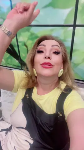 A post by @jeninicolauoficial on TikTok caption: Alooo dacă te trece să faci pișu la vreun festival,să faci la umbră unui pom ca să ți crească mare!😂😂😂😂