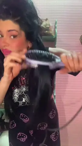 A post by @rociochik on TikTok caption: Cepillo eléctrico , hace ondas y alisa, fácil , péinate en 5 minutos ,puedes comprarlo en el carrito del vídeo 🥰 #tiktokshop #ondas #cepilloelectrico #alisa