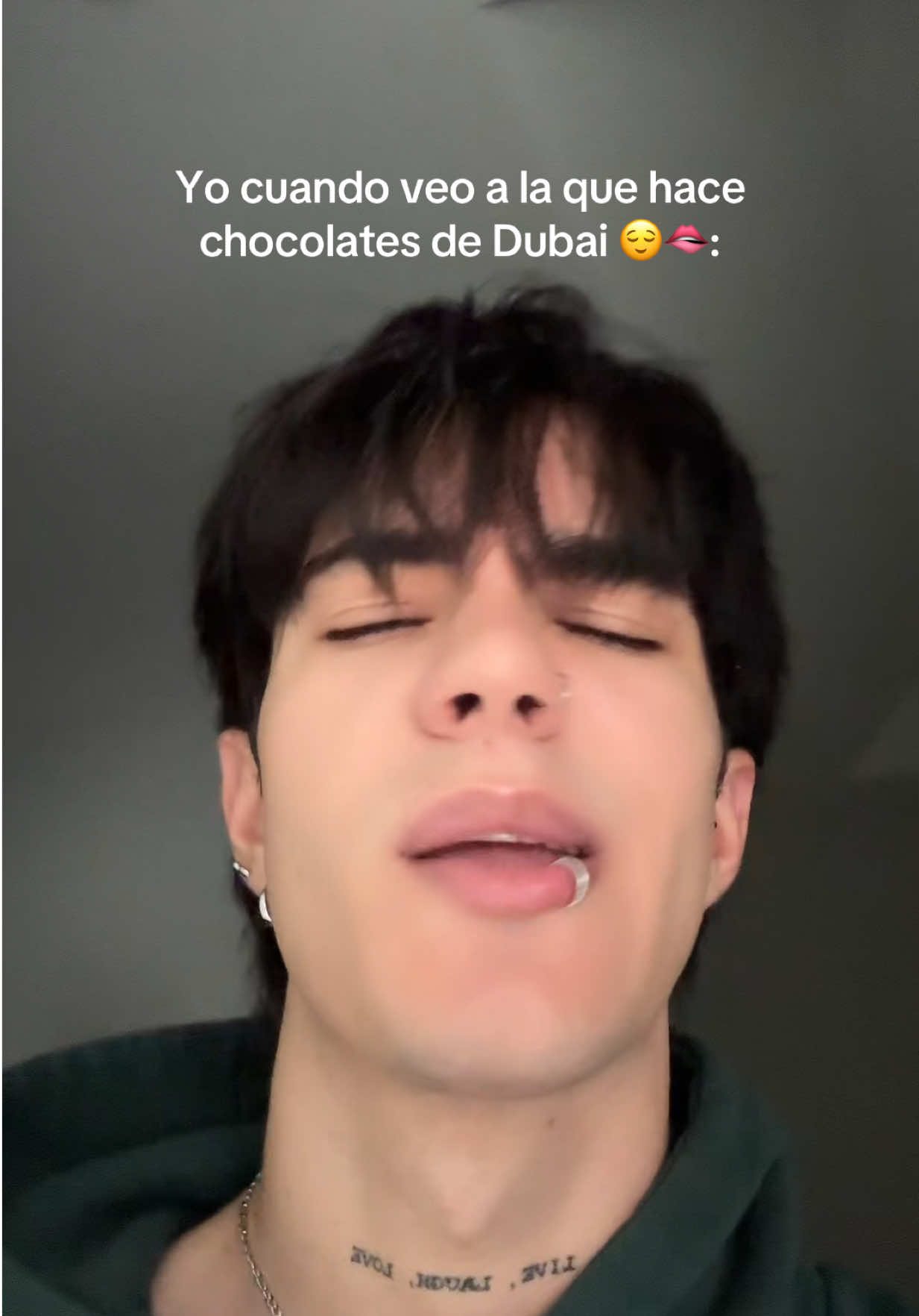 A post by @carlhoos_ on TikTok caption: Adivinen quien es NIVEL difícil 🍫  #indirectas 