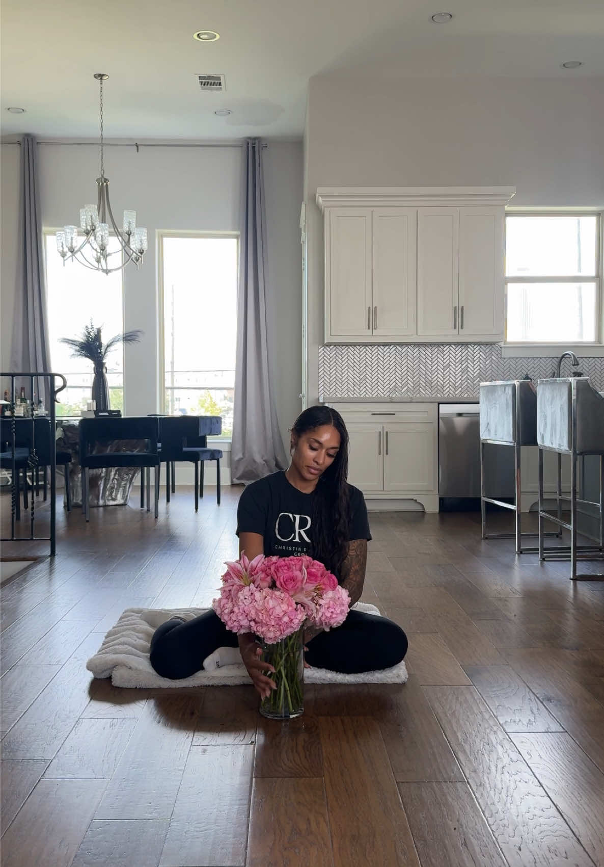 A post by @christinrachelle on TikTok caption: If you live in Texas, HEB has beautiful roses on sale for $7.98, they have so many colors to choose from. I  decided to do a small pink bouquet because they had pink hydrangeas and I have yet to work with them. This bouquet only cost me $40  I would most definitely buy another pack of roses for the first vase I was using, but I swapped it out for a tall skinnier one.  ##diyflowerarrangement##flowerideas##buyingflowersformyselfment##howtoflowers##floralarrangementngemen##traderjoesflowers##grocerystoreflowers##foryou