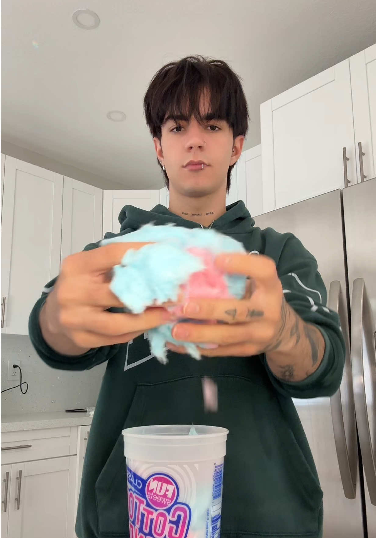 A post by @carlhoos_ on TikTok caption: Quien quiere de mi bebida de unicornio 🦄? 