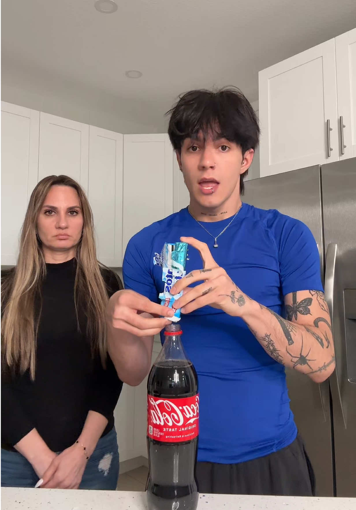 A post by @carlhoos_ on TikTok caption: Les presento el volcán 🌋😍 #mentos #cocacola 