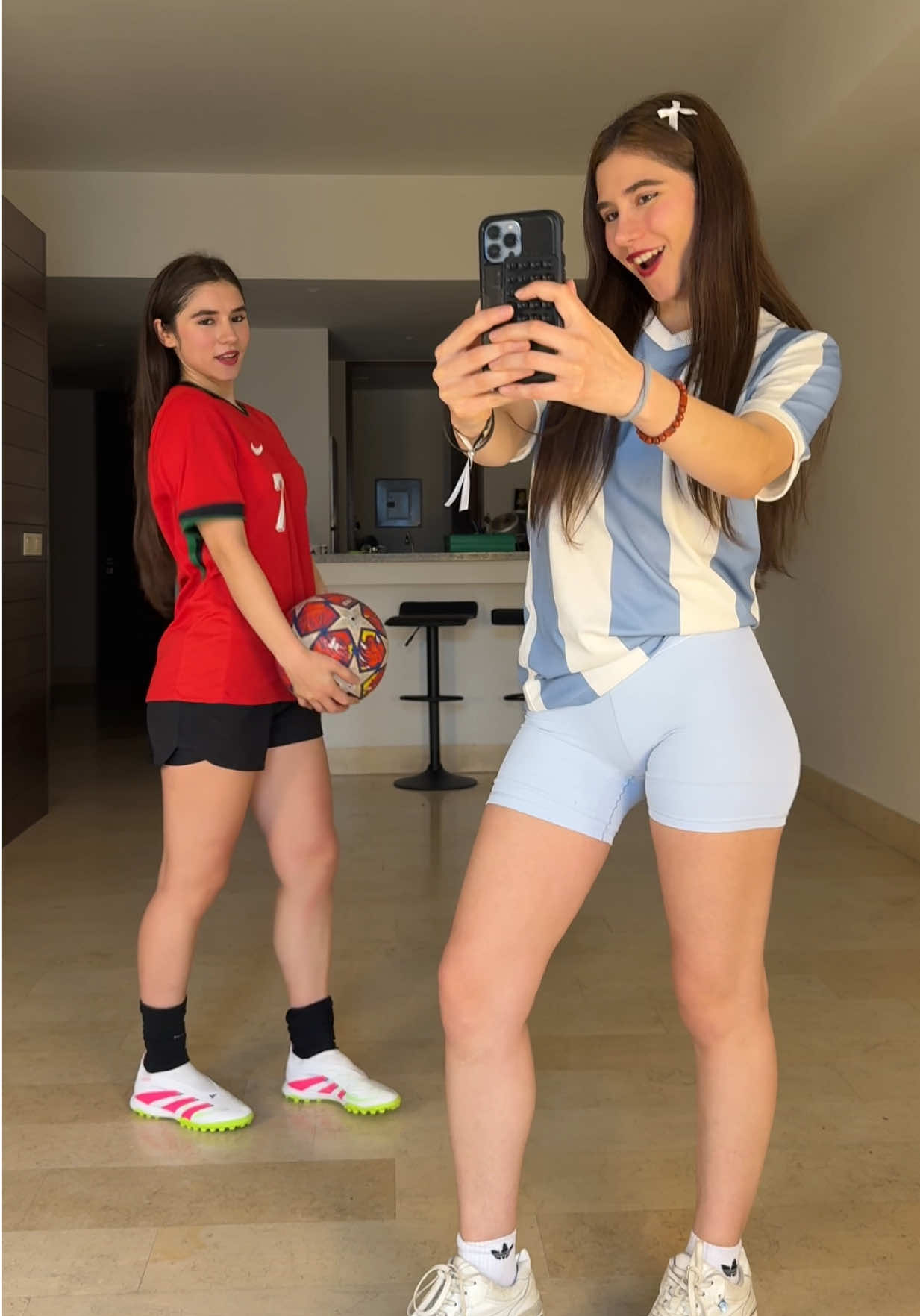 A post by @arayfer_ha on TikTok caption: Bailecito con el balón ⚽️💃 #ArayFer #Truco #vueltaalmundo #futbol #fifas #rockthatbody #trend #hermanas #jersey #balón #dominadas #truco 