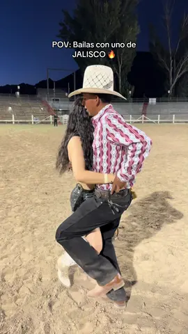 A post by @celes_ttee on TikTok caption: @Jhonny Zamora🤴🏻 🔥 #celeste #baile #jalisco #mexico 