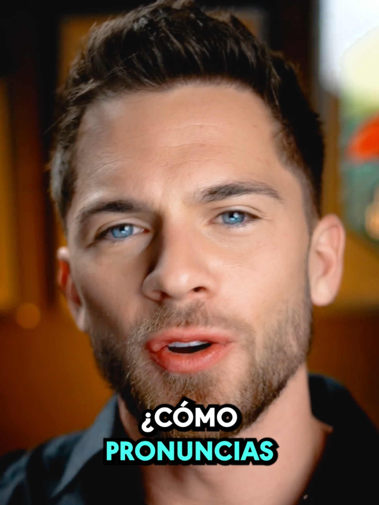 A post by @kaleanders1 on TikTok caption: Así es como debes pronunciar la "O" en inglés. ⁣ ⁣ ¿Te ha pasado que te cuesta decir palabras como “focus” tal y como están escritas? 🤔⁣⁣ ⁣ No te preocupes, es más común de lo que piensas.⁣ ⁣ Esta pequeña diferencia en la pronunciación puede cambiar cómo suena tu inglés.⁣⁣ ⁣ Practica conmigo y repítelas hasta que te sientas más natural en tus conversaciones. ⁣ ⁣ ⁣¿Te ayudó este truco? ⁣⁣ ⁣ Dímelo abajo. 👇🏻⁣ #pronunciation #pronunciacion #ingles #aprendeingles #cursodeingles #inglesonline #clasesdeingles #kaleanders
