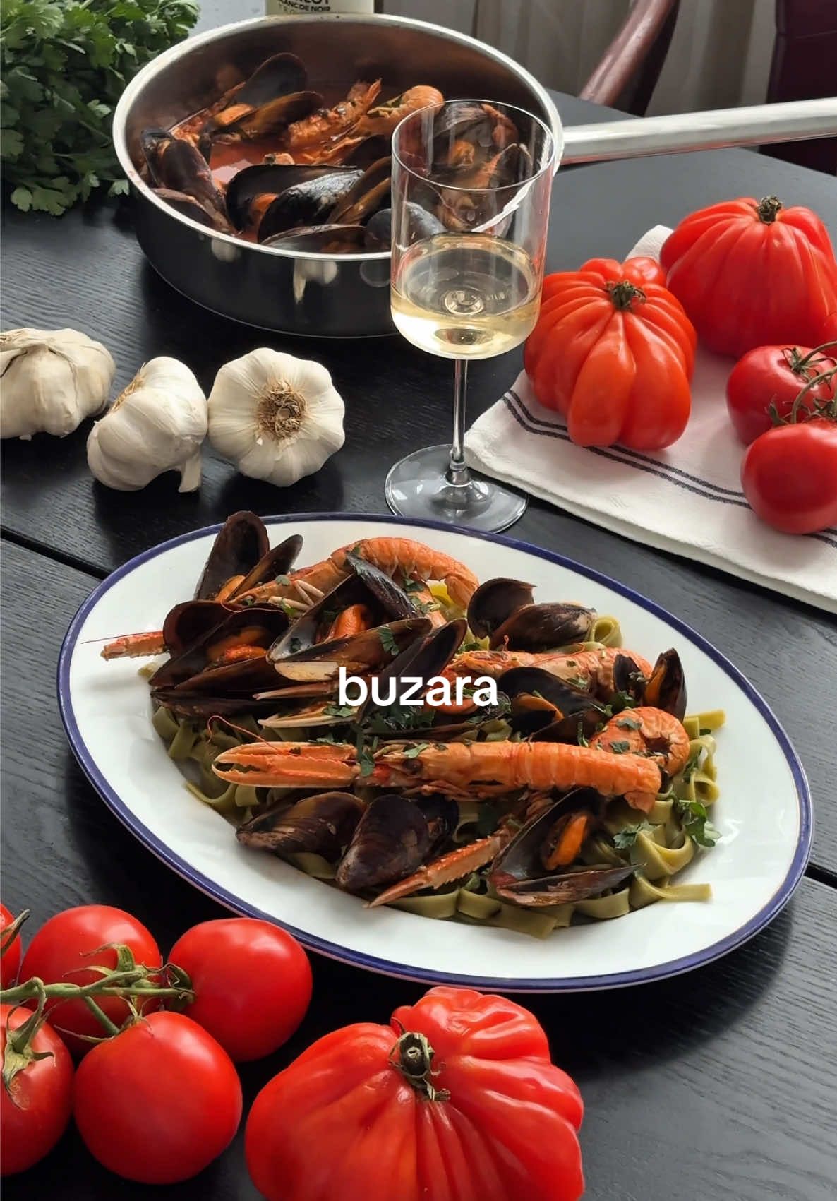 A post by @ivo_zinee on TikTok caption: Buzara, Zlato polje tjestenina i Čola za ljeto! 🌟 (RECEPT U OPISU) 1kg neočišćenih škampa 1kg neočišćenih dagnji  2dl bijelog vina 250g passate peršin par režnjeva češnjaka sol i papar  maslinovo ulje  Školjke staviti u tavu i poklopiti, pustiti da se otvore na par minuta. Dagnje izvaditi,  a potom u istu tavu dodati maslinovo ulje i škampe, pržiti 6-7 minuta sa svih strana. Vratiti školjke, podliti vinom, passatom, dodati češnjak i peršin i kuhati 10-15 minuta. Za to vrijeme u kipuću slanu vodu dodati Zlato polje rezance sa špinatom i kuhati po uputstvu. Ocijediti, pomiješati s dijelom umaka od buzare te servirati sa škampima i školjkama.  #buzara #skampi #shells #mussels #školjke #dalmatia #food #zdravkocolic #Recipe #rezept #recept #škampi #hrvatska #bosna #berlin 