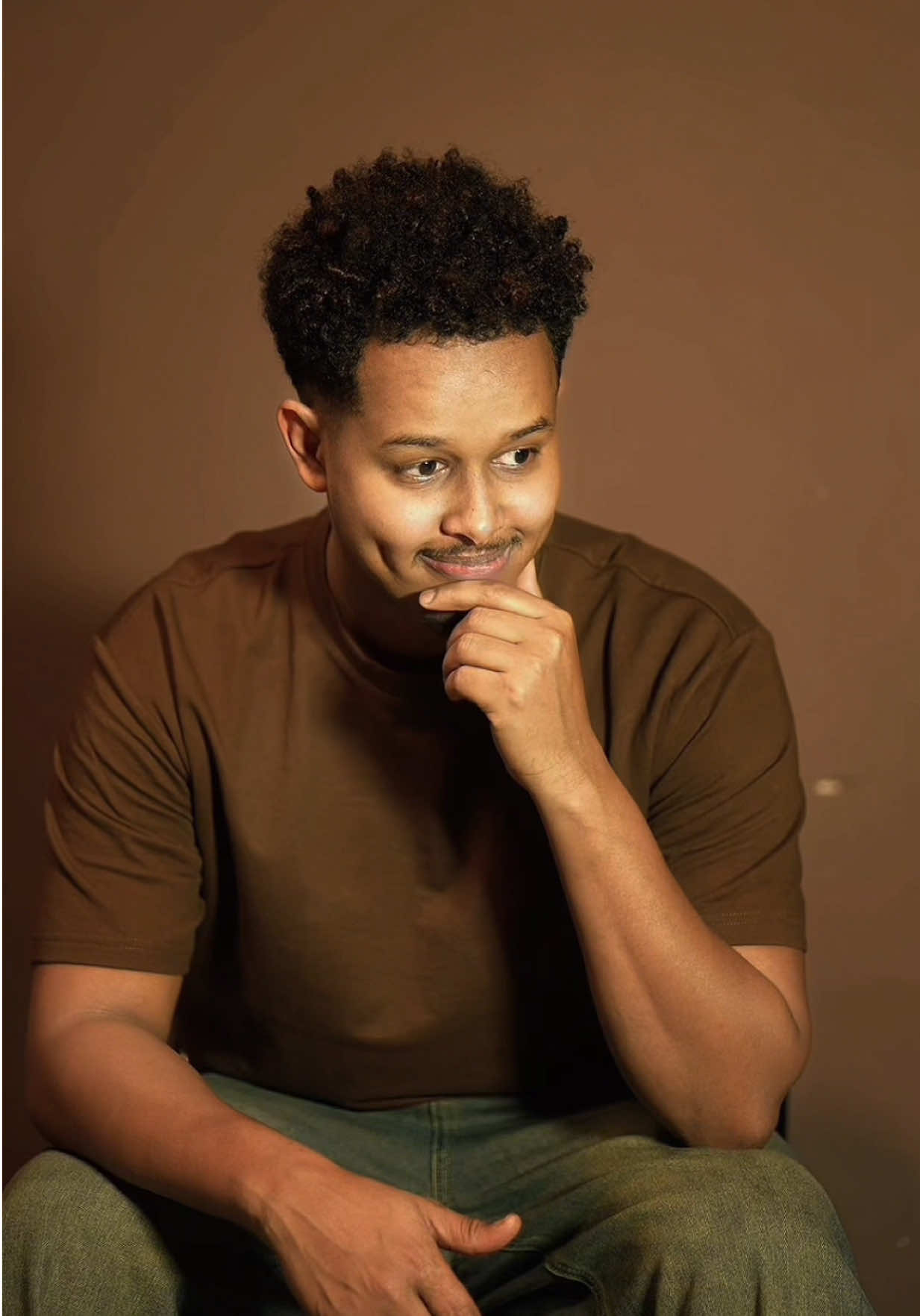 A post by @dhakhtarrr on TikTok caption: Adoo caga qaba hadad cabanayso #dhakhtarrr #foryoupage #foruyou 