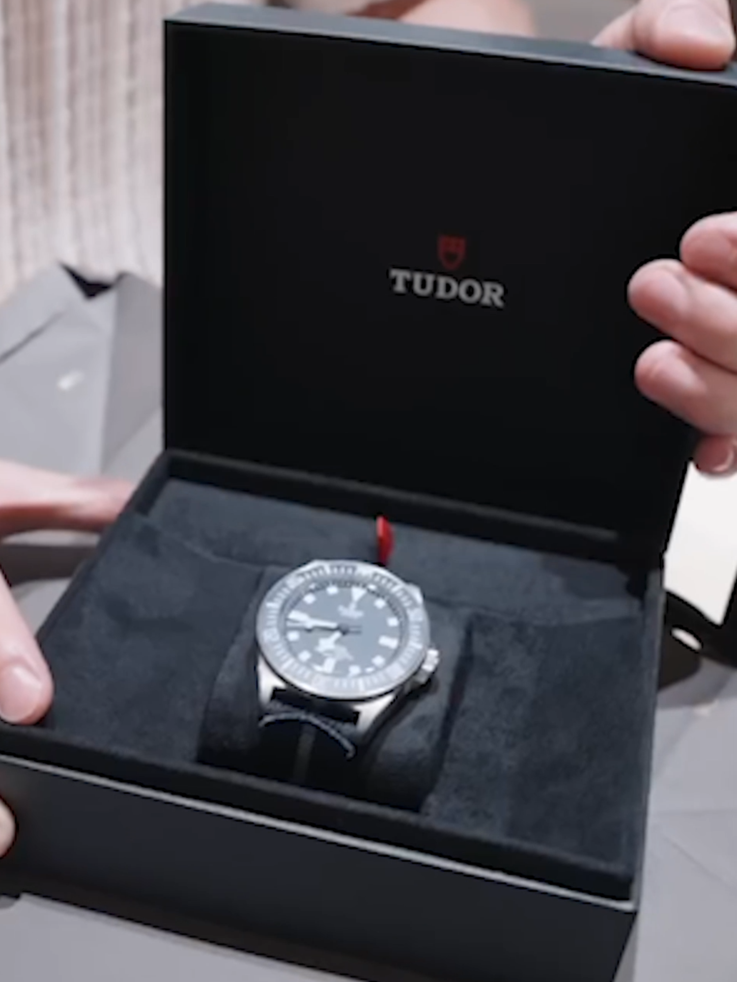 A post by @gmk on TikTok caption: Une montre très spéciale pour Charlot ! 🔥 #gmk #tudor #montre
