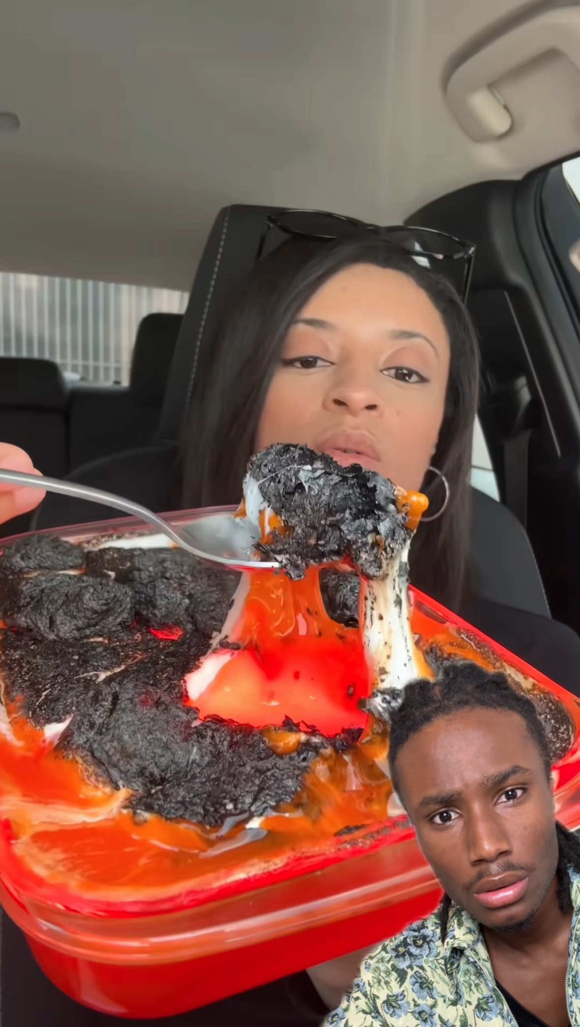 A post by @eatwithabdoul on TikTok caption: Je teste de la lave faite par une IA 🤖🌋 #fyp #recette #teste #lava #ai #videoviral 