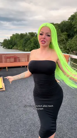 A post by @katjakrasavice on TikTok caption: Alle die die BUNDESKANZLERIN Box vorbestellt haben, haben die Chance mit mir auf mein Boot zu kommen 👀💚