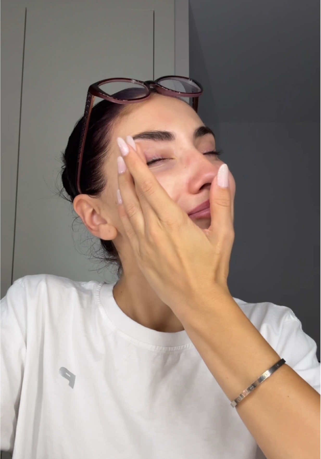 A post by @andreagarte on TikTok caption: Un día tranquilo en la oficina 🫠