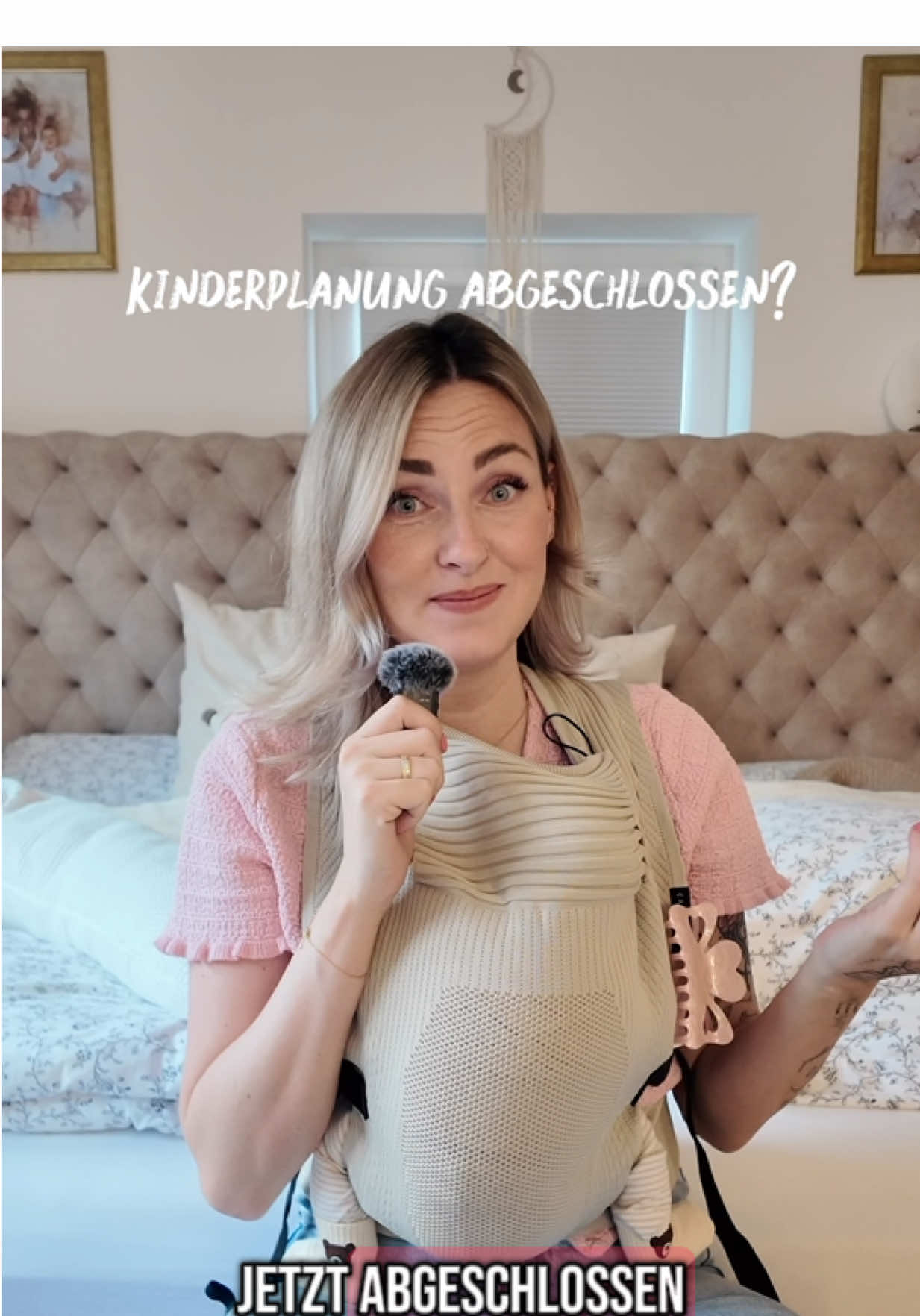 A post by @aliciasmumlife on TikTok caption: Kinderplanung abgeschlossen?👶🏼 Wollte euch meine Gedanken dazu mal teilen… Ich hatte das schon nach Ellas Schwangerschaft - besser wäre es doch jetzt „fertig“ sein. Zwei Kinder ist doch das „normale“. Das hat jeder… Der Wunsch kam wieder auf und drei Kinder ist doch jetzt auch nicht weiter ungewöhnlich,oder? Die Reaktionen und Blicke sind da aber schon ganz anders. „Oha da ist aber was los“ „Habt ihr zu viel langweile?“ „Bald noch so ein Wirbelwind, ohjee“ „oh mir reicht eins voll und ganz“ - ich hatte öfter das Gefühl mich rechtfertigen zu müssen. Bis ich mir angewöhnt habe nur noch zu antworten „Wieso, das macht doch auch total Spaß, mir jedenfalls.“  Es kann doch nicht falsch sein, sich viele Kinder zu wünschen. Aber doch wird einem dieses Gefühl hier sehr vermittelt.  Ich hab viel darüber nachgedacht, ob bei mir etwas nicht normal ist. Aber was ist schon normal? Wer bestimmt was normal ist?  Normal sollte sein, das zu tun, was einen glücklich macht und erfüllt. Ob keine Kinder, ob ein Kind oder fünf Kinder. Ohne rechtfertigen oder unangenehme Kommentare.  Ich möchte mir diesen Druck nicht mehr machen, irgendwo als „normale Familie“ reinzupassen.  Dann sind wir es eben nicht. Aber glücklich - das sind wir. ❤️ #aliciasmumlife #mamaleben #schwanger #geburt #fy #fyp #viral 