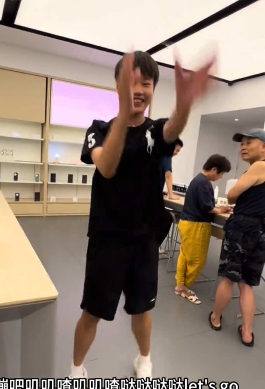A post by @wsmnx on TikTok caption: 中国小粉红都这样吗？🤣🤣🤣