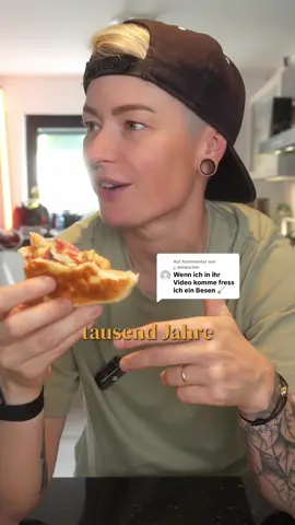 A post by @nicolnic on TikTok caption: Antwort auf @¿  Anzeige/eigene Gewürze ❤️🌱 🧀🍕Schnell gemacht, wunderbar käsig und vollgepackt mit würzigem Aroma – diese Pizza-Taschen sind die perfekte Snack-Idee! 🥣 Zutaten für den Teig 	•	200 g Mehl 	•	150 g griechischer Joghurt 	•	1 EL Backpulver → Alles in einer Schüssel vermengen und zu einem geschmeidigen Teig verkneten. ⸻ 🧆 Für die Füllung 	•	Etwas Tomatensoße 	•	Salami (nach Belieben, z. B. in kleinen Stückchen) 	•	Geriebener Käse 	•	1 Prise Geschmacks-Umami (Genussmanufaktur Trier) 	•	1 TL Mediterrane Gewürzmischung (Genussmanufaktur Trier) → Alles in einer Schüssel vermengen – ergibt die herzhafte Füllung. ⸻ 👩‍🍳 Zubereitung 	1.	Den Teig in gleich große Portionen teilen und jeweils zu flachen, runden Fladen ausrollen. 	2.	In die Mitte jedes Teigstücks etwas von der Füllung geben. 	3.	Den Teig darüberklappen und die Ränder gut zusammendrücken, sodass eine Tasche entsteht. 	4.	In einer Pfanne ohne Öl oder mit etwas Fett bei mittlerer Hitze goldbraun ausbacken – von beiden Seiten. ⸻ 🔁 Tipp Für extra Crunch kannst du die fertigen Taschen kurz im Ofen bei 200 °C nachbacken – etwa 5 Minuten. #schnelleküche #einfacherezepte #rezept #dargestan #foodtrend #pizzatasche #3zutaten
