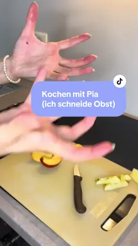 A post by @nichtsehraesthetisch on TikTok caption: Dazu "Rezept" zu sagen, fühlt sich unnormal falsch an aber hier habt ihr es: Ein Apfel Eine Nektarine  Eine Kiwi Veganer Vanille Joghurt (I know Alpro suckt major A$$ aber ich hab gerade keinen anderen) & Schoko Knuspermüsli & ja es herrscht eine über Generationen andauernde Fede zwischen Nektarinen & meiner Familie #obst #breakfastbowl #fruitsbasket #frühstück #rezept #asmr #asmrcooking #cooking #kochen #fyp #fürdich 