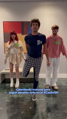 A post by @ghoficial on TikTok caption: Así calentaron motores nuestros candidatos del #CastinGH de Bilbao 💙👁️ Además, tuvieron a un entrenador maravilloso 😜  ℹ️ El casting sigue abierto, apúntate en el link de la bio 💥  #GranHermano