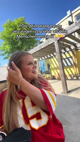 A post by @kimisinamoodlive on TikTok caption: Ein Tutorial wie man von allen gästelisten geschmissen wird 