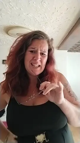 A post by @nessa01071998 on TikTok caption: 🤣🤣🤣 ich kann das nicht meine Fresse ist angewachsen 🤣🤣🤣 #fy #einfachmaldiefressehalten #🤣🤣 