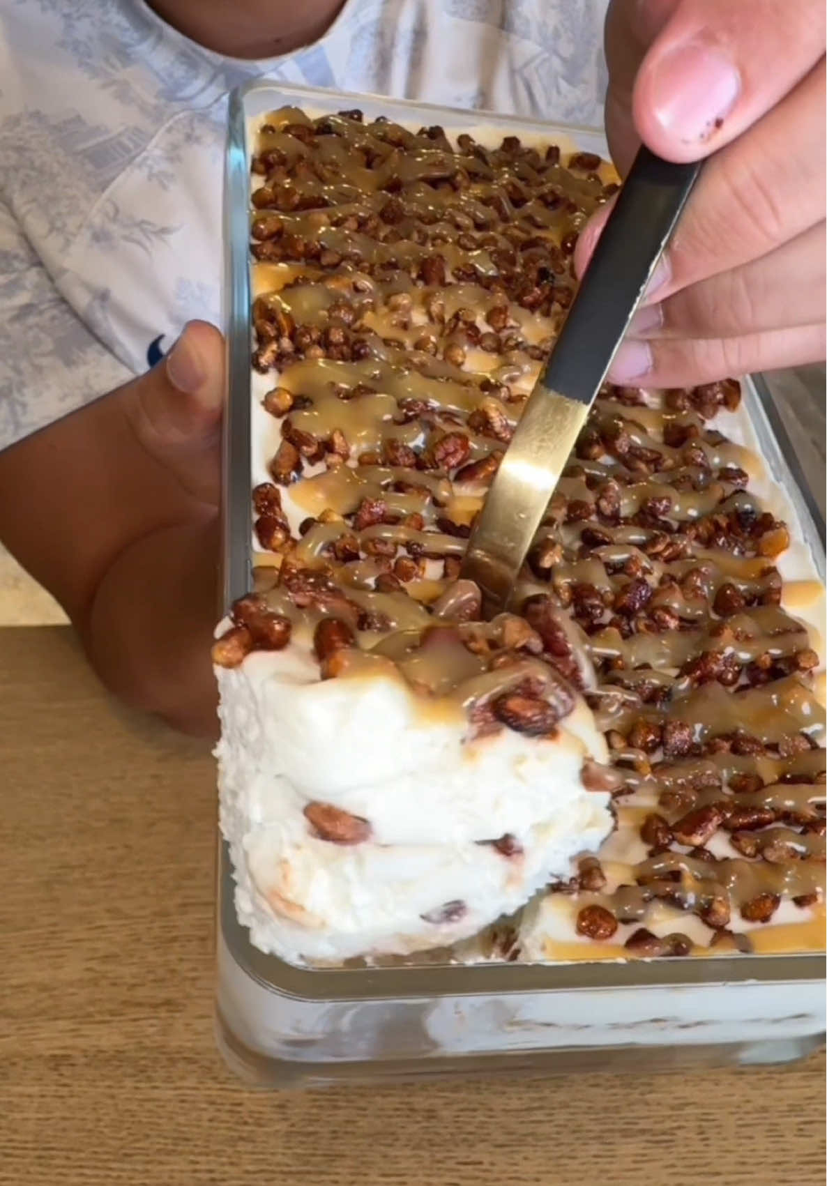 A post by @cestarpinbon on TikTok caption: BEST TIRAMISU EVER 😋😋 Crème chantilly mascarpone :  - 20cl de crème liquide 30% de mat grasse  - 250gr de mascarpone  - 30gr de sucre glace  - 1 sachet de sucre vanillé  #recettes #ideerecette #recettesimple #recetterapide #recettefacile #recettesimpleetrapide #recettefacileetrapide #TikTokFood #cestarpinbon 