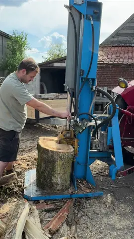 A post by @hugocolasse59 on TikTok caption: Il crée sa propre fendeuse XXL de bois ! 😱