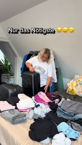 A post by @miss_schumiiiiandfamily on TikTok caption: Wer kennt’s nicht 😂🤣😆 #reallife #reallifeathome #typischfrau #koffer #packen #urlaub #shoppen #alltagswahnsinn #türkei #humor #eheleben #alltagssituationen #fyp 
