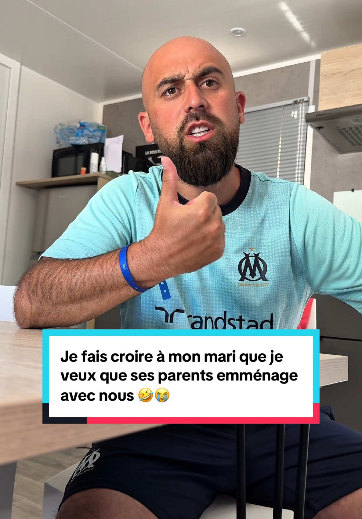 A post by @johan_racha on TikTok caption: Je le supporte plus votre collègue 😂 #Prank #Humour #Drole #Famille #Family #Couple #CoupleGoals #JohanRacha 