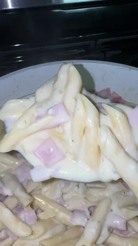 A post by @kushystephy on TikTok caption: Espagueti blanco  335 calories  25g protein  #comidamexicana #pasta #highprotein #mealprep #EasyRecipe 