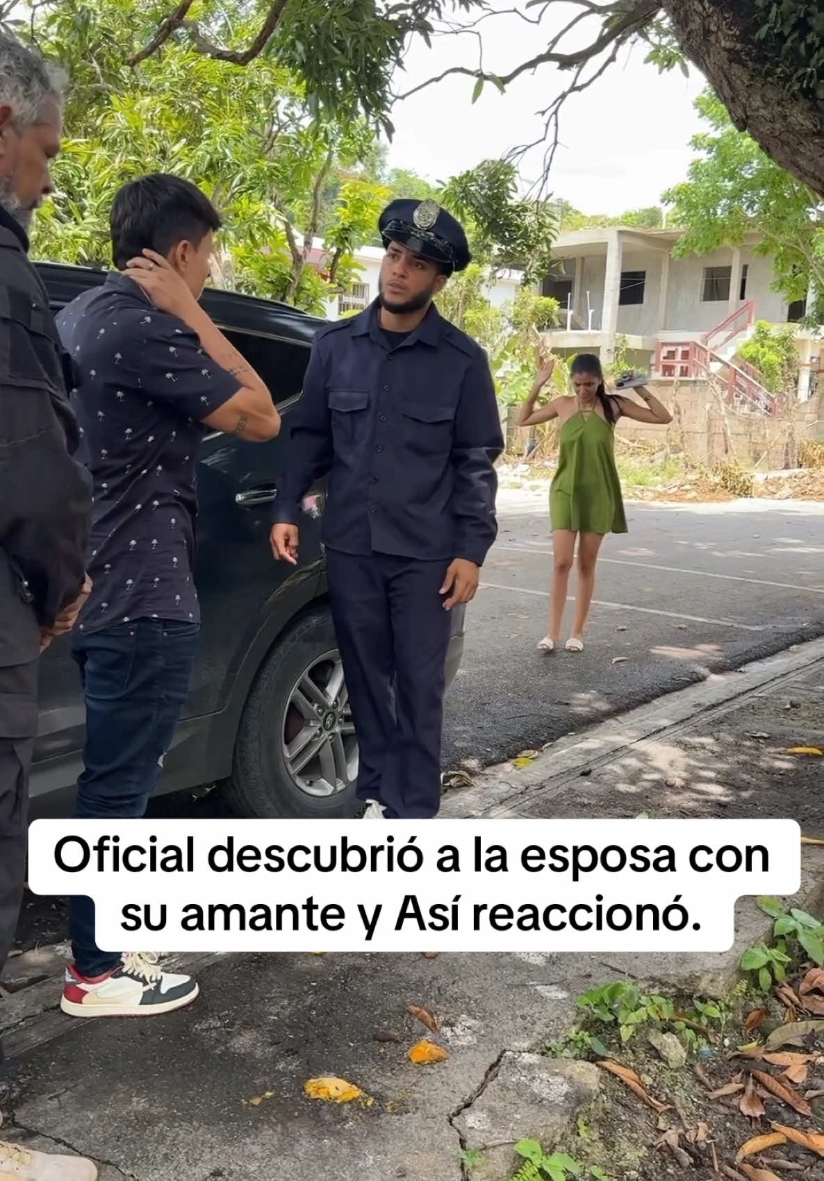 A post by @recetasfaciles67 on TikTok caption: Oficial descubrió a la esposa con su amante y Así reaccionó.