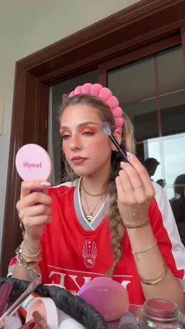 A post by @lilyslilah on TikTok caption: je pensais qu’elle allait vous expliquer un peu mon tuto makeup mais pas du tout jpppp😭 #makeup #grwm  @BenefitFrance invitation