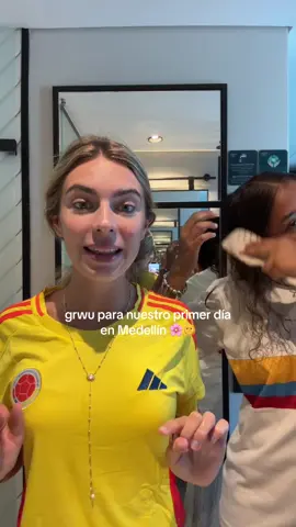 A post by @aitanaasoriano on TikTok caption: ayudadnos a que discoteca salir chicas!!!💕💕💕 #medellin 
